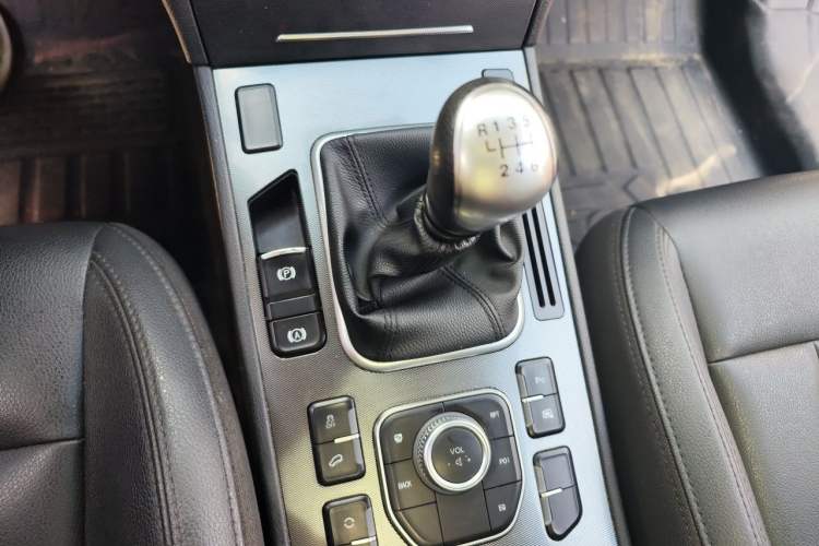 Used Haval H6 Coupe 2015 Blue-Label Facelift 2.0T Manual Two-Wheel Drive Urban Version Gear Lever