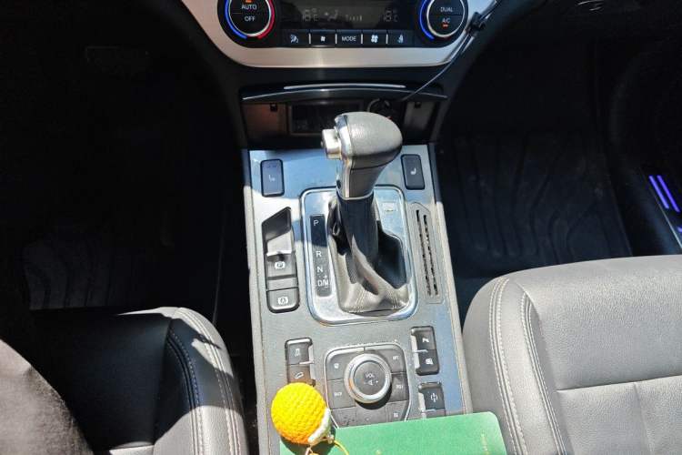 Used Haval H6 Coupe 2015 Blue Label 2.0T Automatic Two-Wheel Drive Prestige Model Gear Lever