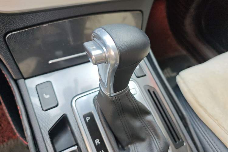 Used Haval H6 Coupe 2015 Blue Label 2.0T Automatic Two-Wheel Drive Prestige Model Gear Lever