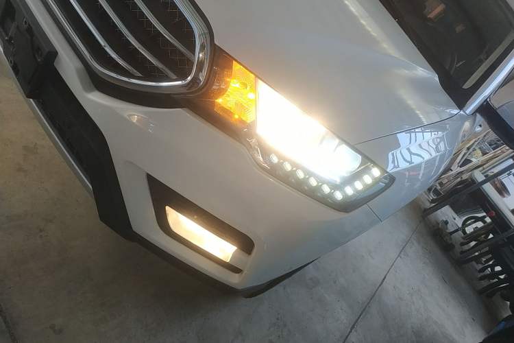 Used Haval H6 Coupe 2015 Blue Label 2.0T Automatic Two-Wheel Drive Prestige Model Left Front Headlight