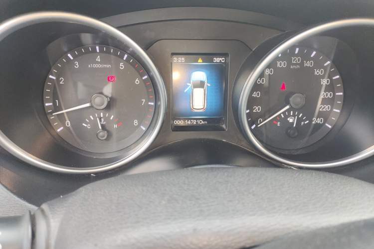 Used Haval H6 Coupe 2015 Blue-Label 2.0T Manual Two-Wheel Drive Prestige Model Odometer Close Up