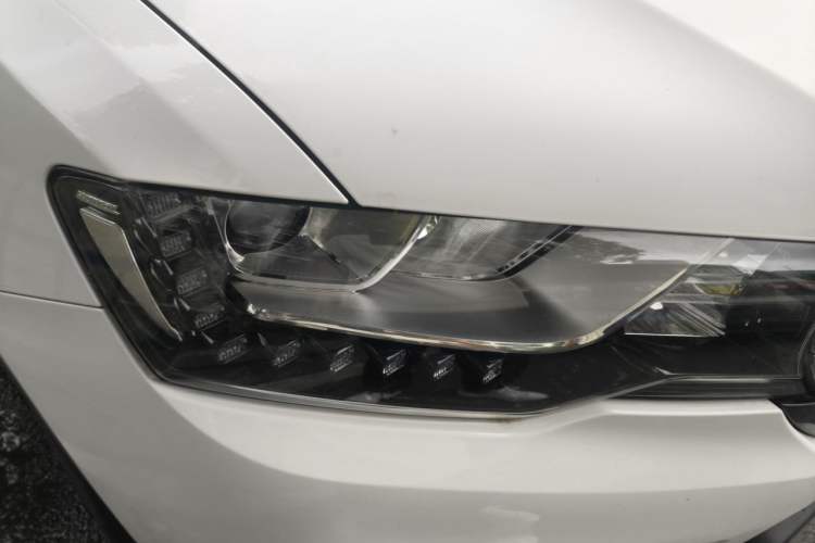 Used Haval H6 Coupe 2015 Blue Label 2.0T Manual Two-Wheel-Drive Elite Model Right Front Headlight