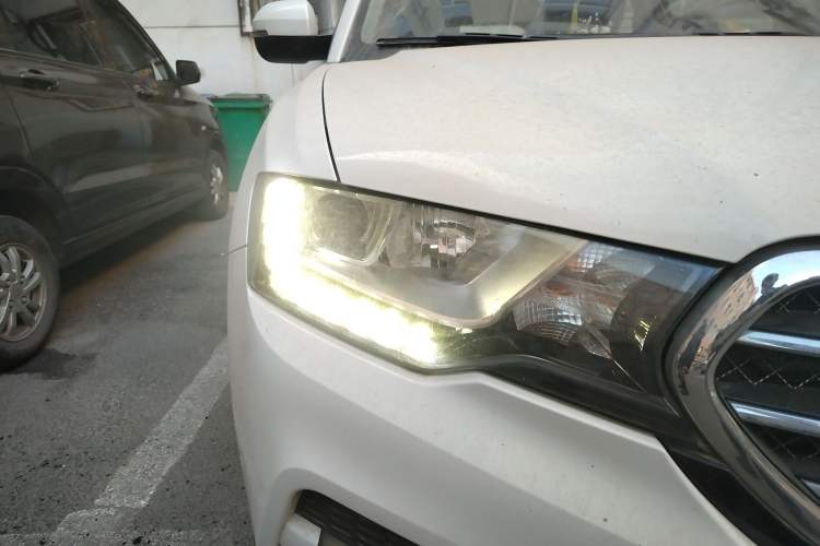 Used Haval H6 Coupe 2015 Blue Label 2.0T Manual Two-Wheel-Drive Elite Model Right Front Headlight