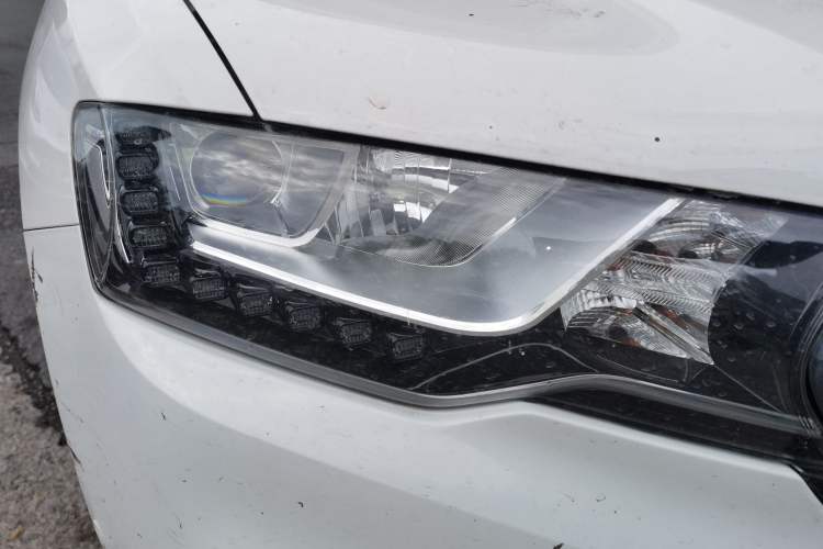 Used Haval H6 Coupe 2015 Blue Label 2.0T Manual Two-Wheel-Drive Elite Model Right Front Headlight
