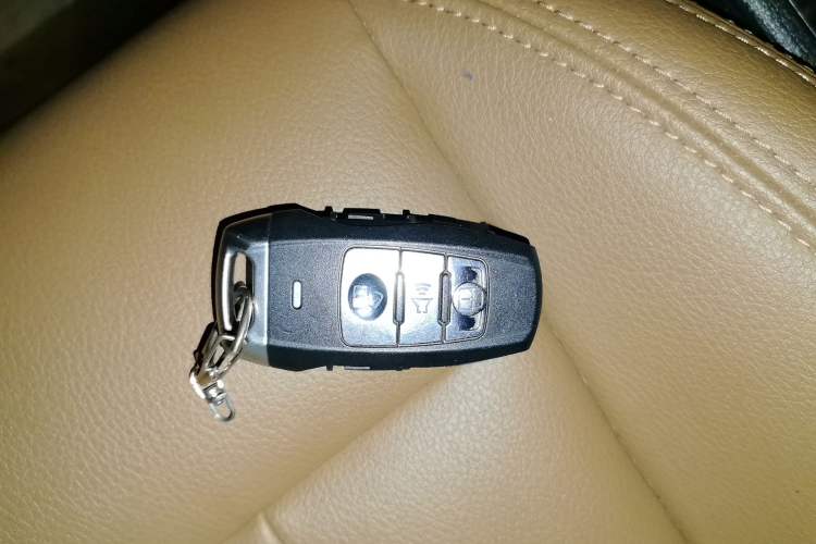 Used Haval H6 Coupe 2015 Blue-Label Facelift 2.0T Manual Two-Wheel Drive Urban Version Vehicle Key