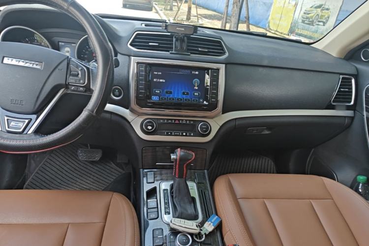 Used Haval H6 Coupe 2016 Blue Label 1.5T Automatic Two-Wheel Drive Urban Model Center Console