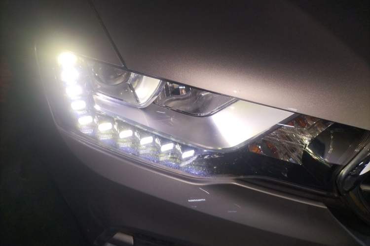 Used Haval H6 Coupe 2016 Blue Label 1.5T Automatic Two-Wheel Drive Elite Model Right Front Headlight