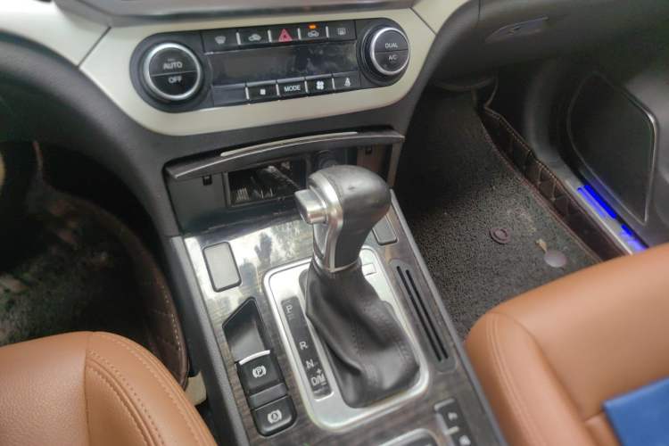 Used Haval H6 Coupe 2016 Blue Label 1.5T Automatic Two-Wheel Drive Elite Model Gear Lever
