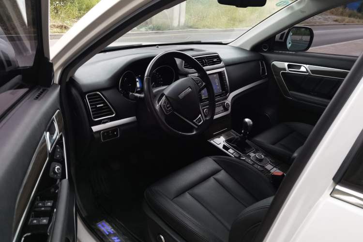 Used Haval H6 Coupe 2016 Blue-Label Diesel 2.0T Manual Two-Wheel Drive Elite Model China IV Standard Interior 1