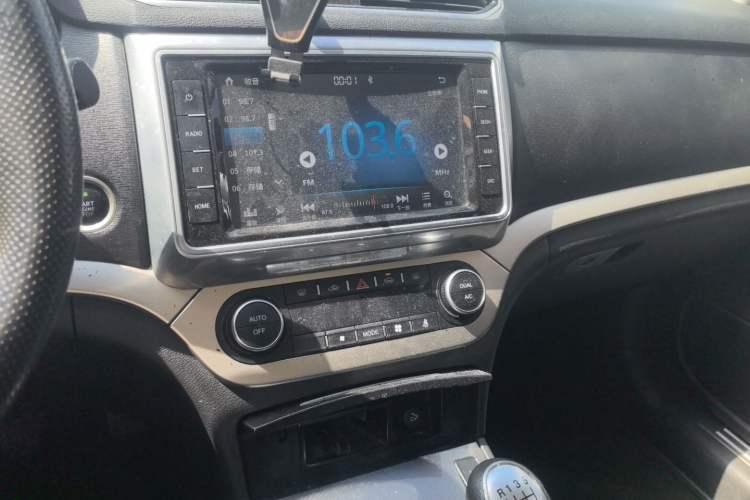 Used Haval H6 Coupe 2017 Red Label 2.0T Manual Two-Wheel-Drive Urban Model Audio And AC Panel