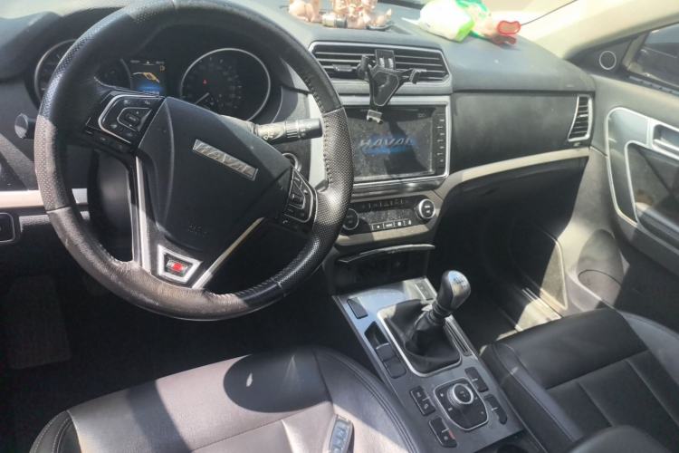 Used Haval H6 Coupe 2017 Red Label 2.0T Manual Two-Wheel-Drive Urban Model Center Console