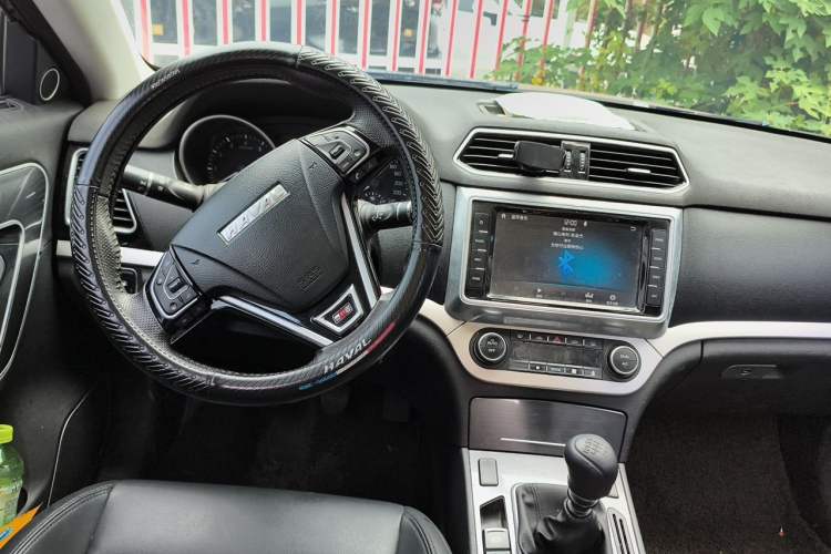 Used Haval H6 Coupe 2017 Red Label 2.0T Manual Two-Wheel Drive Elite Model Center Console
