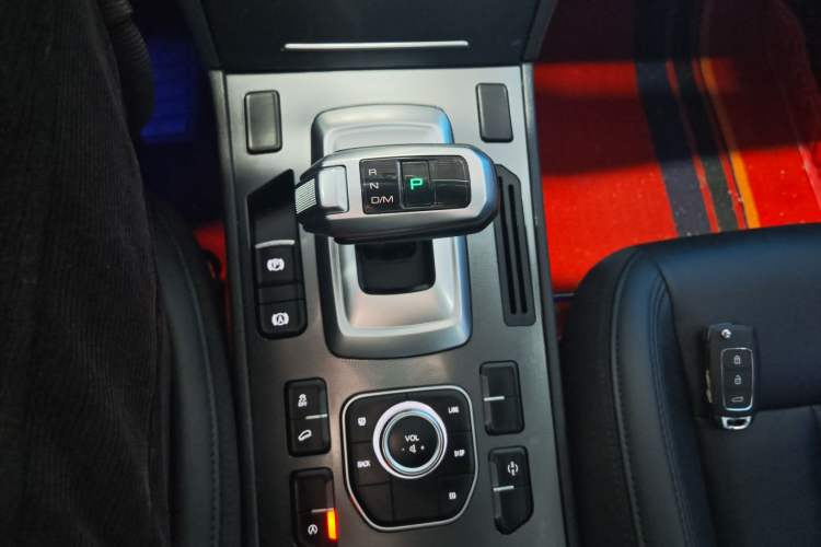 Used Haval H6 Coupe 2017 Red-Label 2.0T Automatic Two-Wheel Drive Urban Model Gear Lever