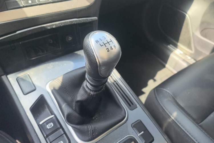 Used Haval H6 Coupe 2017 Red Label 2.0T Manual Two-Wheel-Drive Urban Model Gear Lever