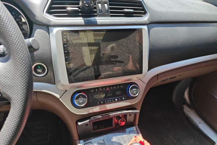 Used Haval H6 Coupe 2017 Red Label 2.0T Manual Two-Wheel-Drive Urban Model Audio And AC Panel