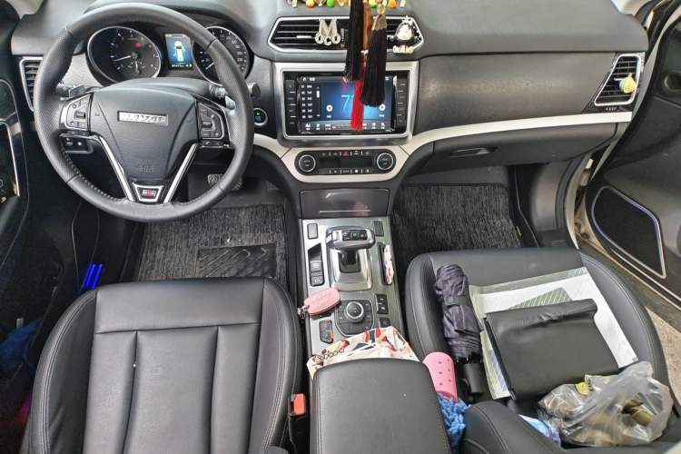 Used Haval H6 Coupe 2017 Red-Label 2.0T Automatic Two-Wheel Drive Elite Model Center Console