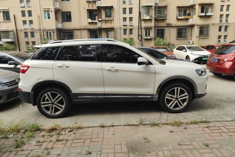 Used Haval H6 Coupe 2017 Red-Label 2.0T Automatic Two-Wheel Drive Elite Model Exterior 2