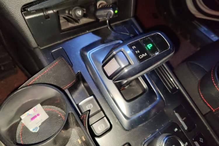 Used Haval H6 Coupe 2017 Red-Label 2.0T Automatic Two-Wheel Drive Urban Model Gear Lever