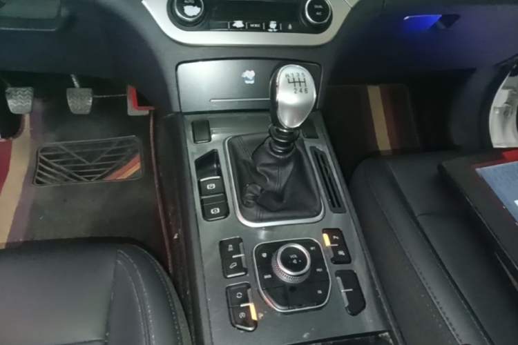 Used Haval H6 Coupe 2017 Red Label 2.0T Manual Two-Wheel Drive Elite Model Gear Lever