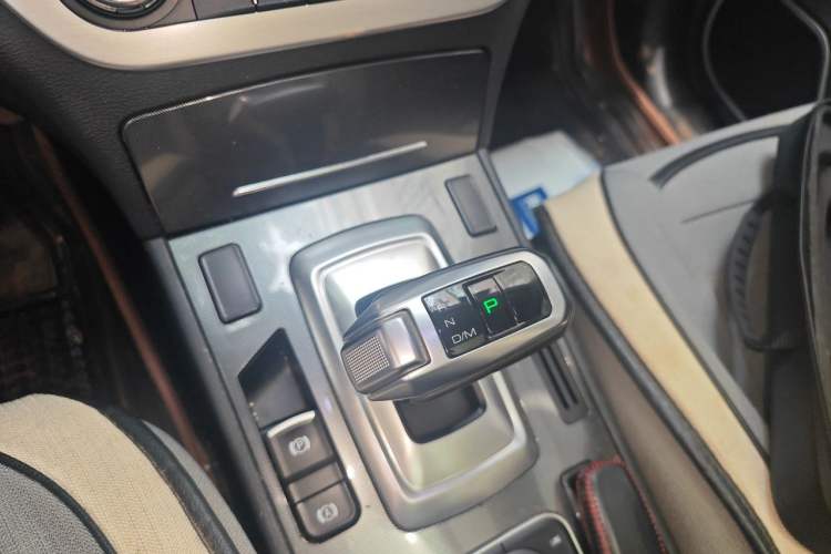 Used Haval H6 Coupe 2017 Red-Label 2.0T Automatic Two-Wheel Drive Urban Model Gear Lever
