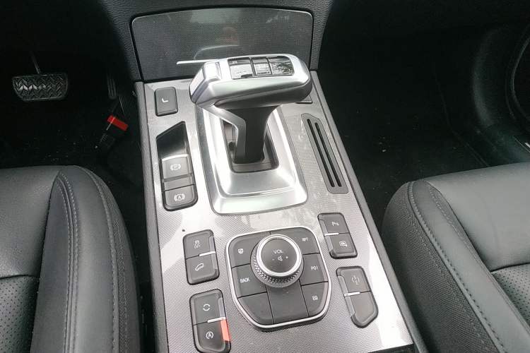 Used Haval H6 Coupe 2017 Red Label 2.0T Automatic Two-Wheel Drive Prestige Model Gear Lever