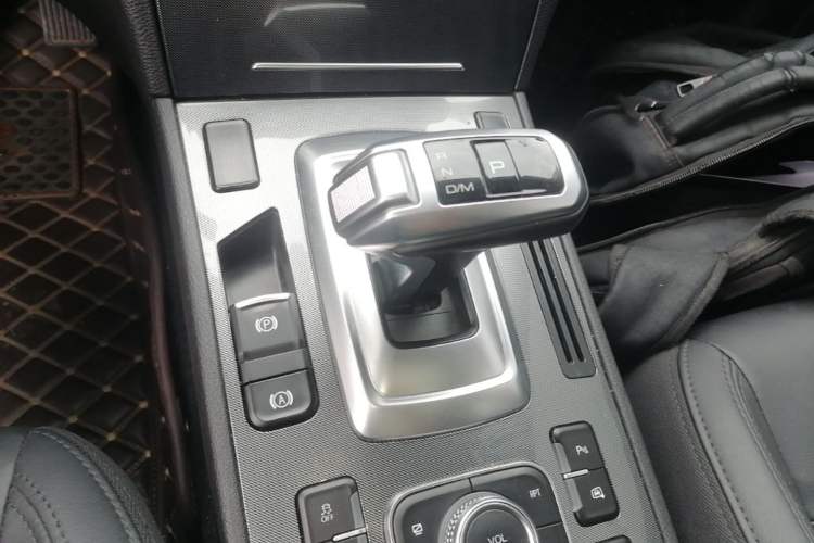 Used Haval H6 Coupe 2017 Red-Label 2.0T Automatic Two-Wheel Drive Elite Model Gear Lever