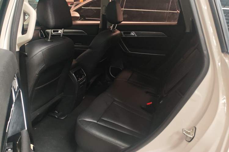 Used Haval H6 Coupe 2017 Red-Label 2.0T Automatic Two-Wheel Drive Urban Model Interior 2