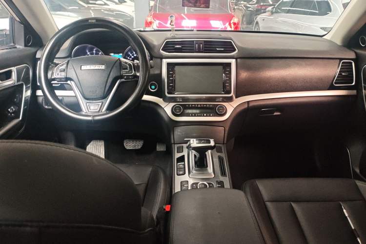 Used Haval H6 Coupe 2017 Red-Label 2.0T Automatic Two-Wheel Drive Urban Model Interior 3