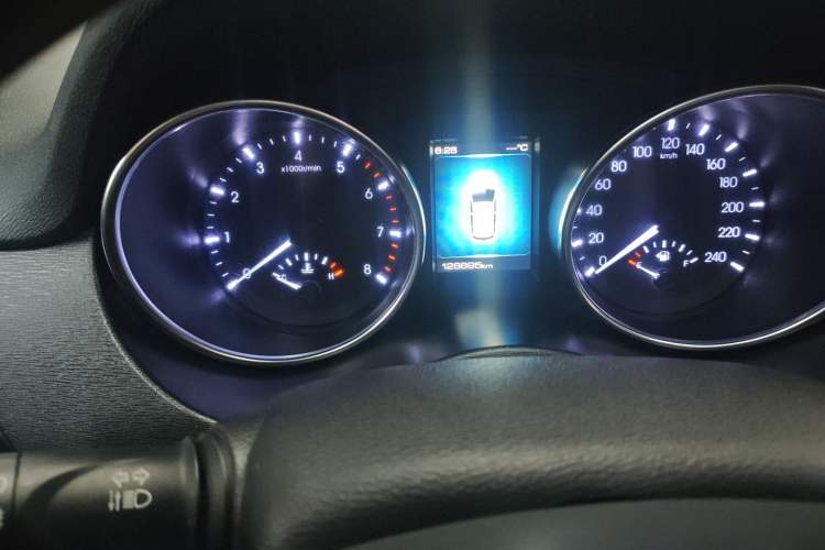 Used Haval H6 Coupe 2017 Red-Label 2.0T Automatic Two-Wheel Drive Urban Model Odometer Close Up