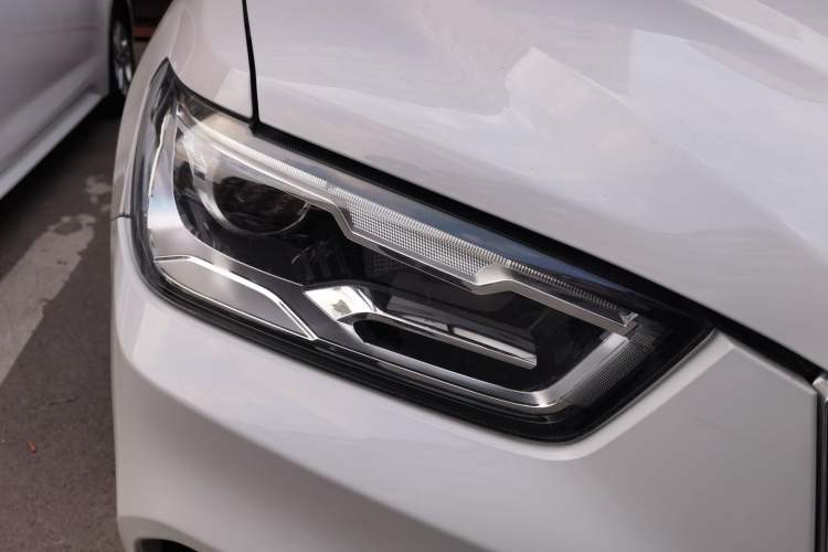 Used Haval H6 Coupe 2017 Red Label 2.0T Manual Two-Wheel-Drive Urban Model Right Front Headlight