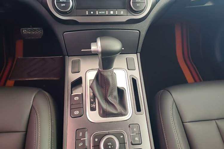 Used Haval H6 Coupe 2018 Red-Label 1.5T Automatic Two-Wheel Drive Ultra-Luxury Model Gear Lever