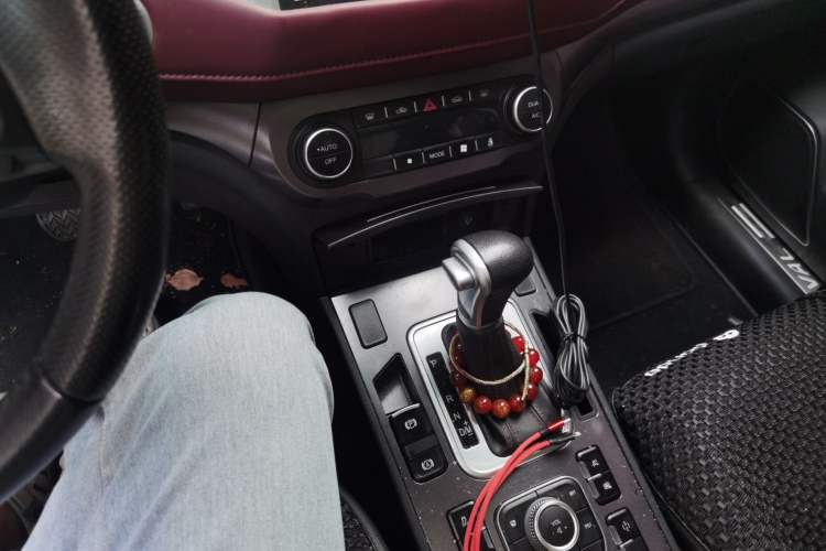 Used Haval H6 Coupe 2018 Red-Label 1.5T Automatic Two-Wheel Drive Ultra-Luxury Model Gear Lever