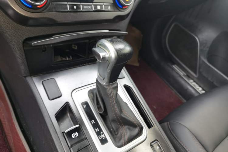 Used Haval H6 Coupe 2018 Red-Label 1.5T Automatic Two-Wheel Drive Ultra-Luxury Model Gear Lever