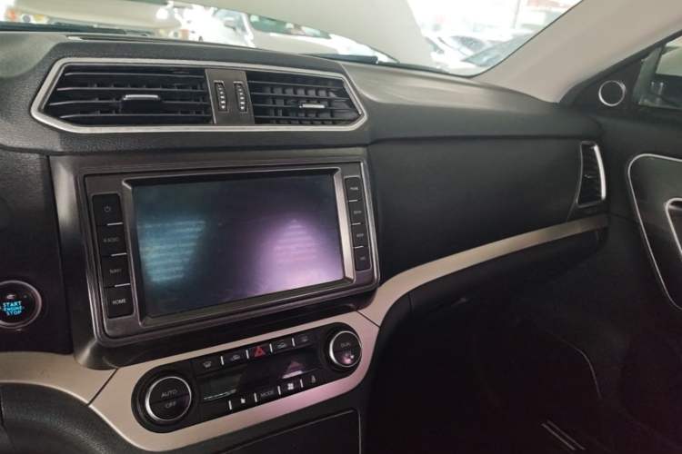 Used Haval H6 Coupe 2018 Blue Label 1.5T Automatic Two-Wheel Drive Ultra-Luxury Model Center Console