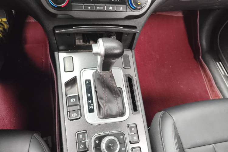 Used Haval H6 Coupe 2018 Red-Label 1.5T Automatic Two-Wheel Drive Ultra-Luxury Model Gear Lever