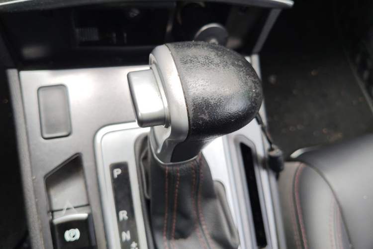 Used Haval H6 Coupe 2018 Red-Label 1.5T Automatic Two-Wheel Drive Ultra-Luxury Model Gear Lever