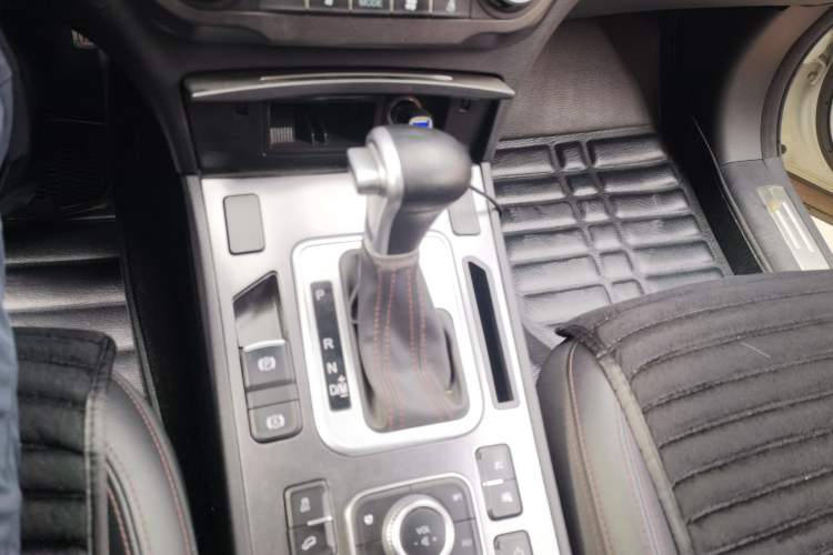Used Haval H6 Coupe 2018 Red-Label 1.5T Automatic Two-Wheel Drive Ultra-Luxury Model Gear Lever