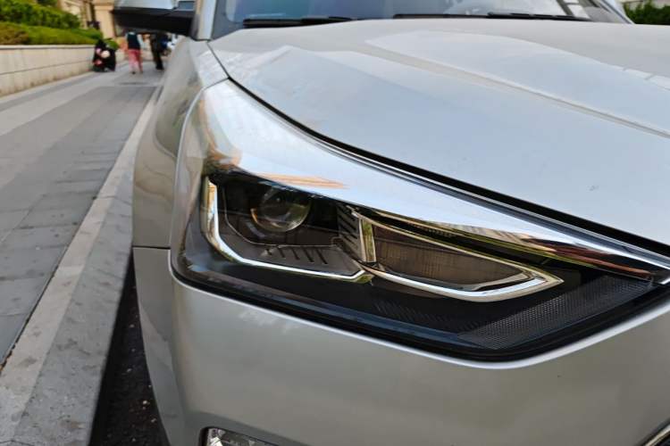Used Haval H6 Coupe 2020 SmartConnect Edition 1.5T Automatic Two-Wheel Drive Luxury SmartConnect Model Right Front Headlight