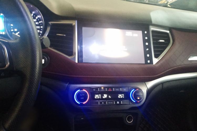 Used Haval H6 Coupe 2020 Smart Connect Version 1.5T Automatic Two-Wheel Drive Elite Model Center Console