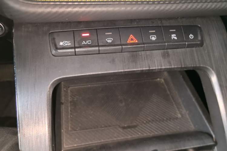 Used Haval H6S 2022 2.0T Two-Wheel Drive ZhiRun Version Audio And AC Panel