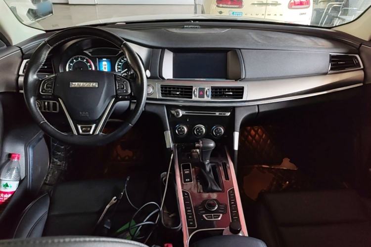 Used Haval H7 2016 Blue-Label H7 2.0T Automatic Elite Model Center Console