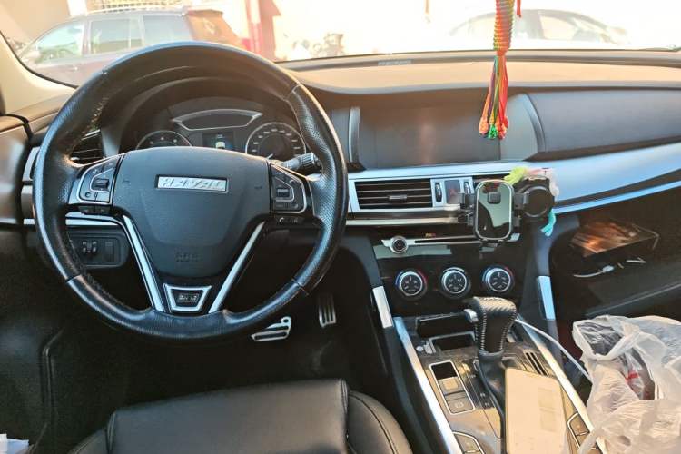 Used Haval H7 2016 Blue-Label H7 2.0T Automatic Luxury Model Center Console