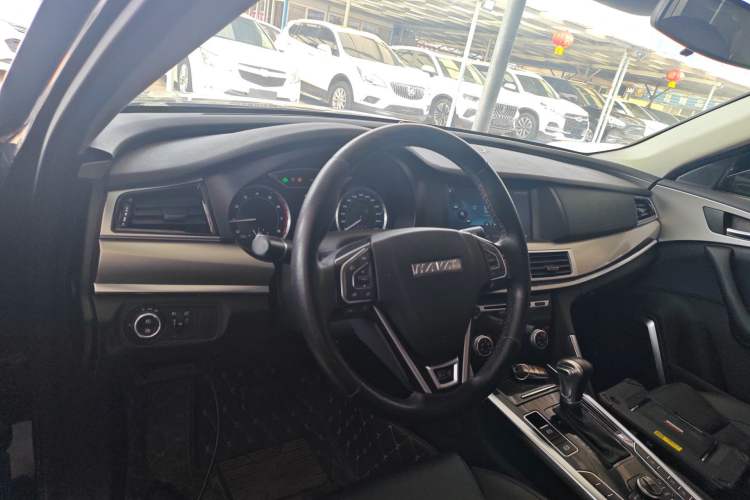 Used Haval H7 2016 Blue-Label H7 2.0T Automatic Elite Model Center Console
