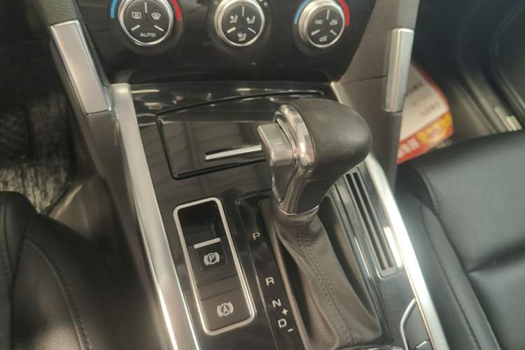 Used Haval H7 2016 Blue-Label H7 2.0T Automatic Elite Model Gear Lever