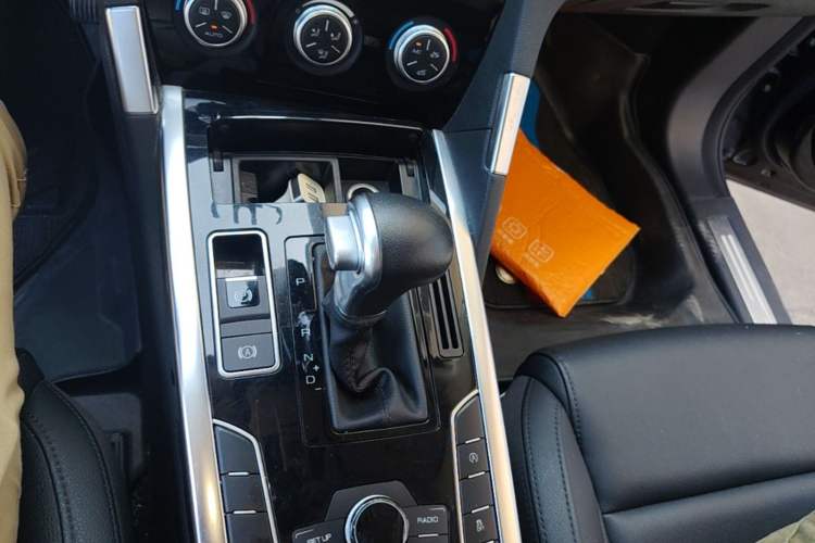 Used Haval H7 2016 Blue-Label H7 2.0T Automatic Elite Model Gear Lever