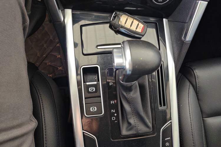 Used Haval H7 2016 Blue-Label H7 2.0T Automatic Elite Model Gear Lever
