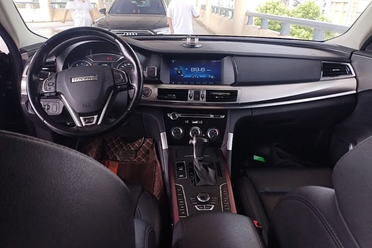 Used Haval H7 2016 Blue-Label H7 2.0T Automatic Elite Model Center Console