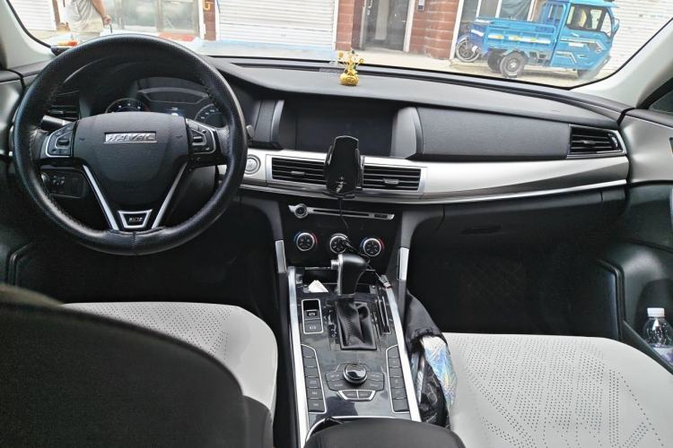 Used Haval H7 2016 Blue-Label H7 2.0T Automatic Elite Model Center Console