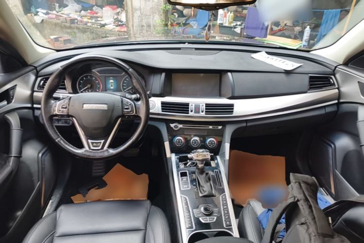 Used Haval H7 2016 Blue-Label H7 2.0T Automatic Luxury Model Center Console