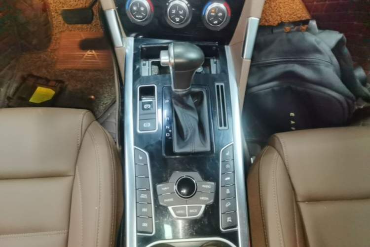 Used Haval H7 2016 Blue-Label H7 2.0T Automatic Elite Model Gear Lever